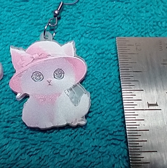 White pink kitten cat in pink hat wire dangle earrings - Picture 3 of 3